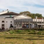 Kino Norderney: Inselkino im Kurtheater, Programm & Tickets Kurtheater Norderney mit Schriftzug Kur-Theater am Giebel und gläsernem Foyer-Vorbau
