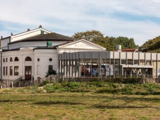 Kurtheater Norderney mit Schriftzug Kur-Theater am Giebel und gläsernem Foyer-Vorbau