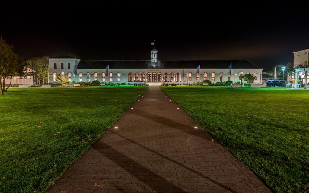 Das beleuchtete Conversationshaus am Kurplatz von Norderney bei Nacht