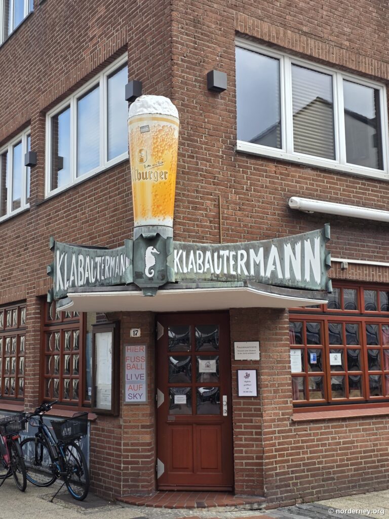 Eckeingang der Bierstube Klabautermann in der Kirchstraße 17 mit großem Ausleger-Schild