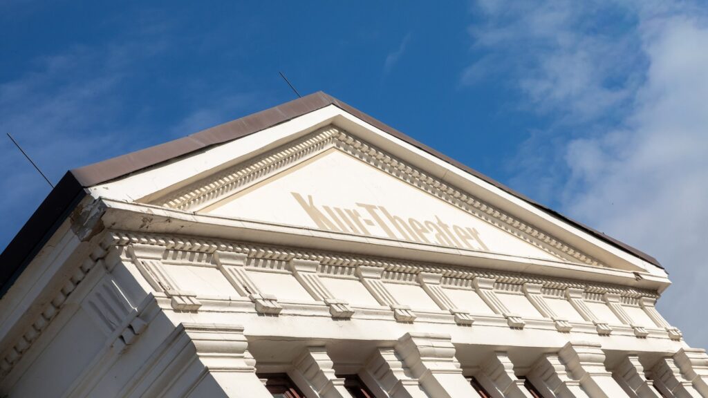 Giebel des historischen Kurtheaters auf Norderney mit dem Schriftzug Kur-Theater
