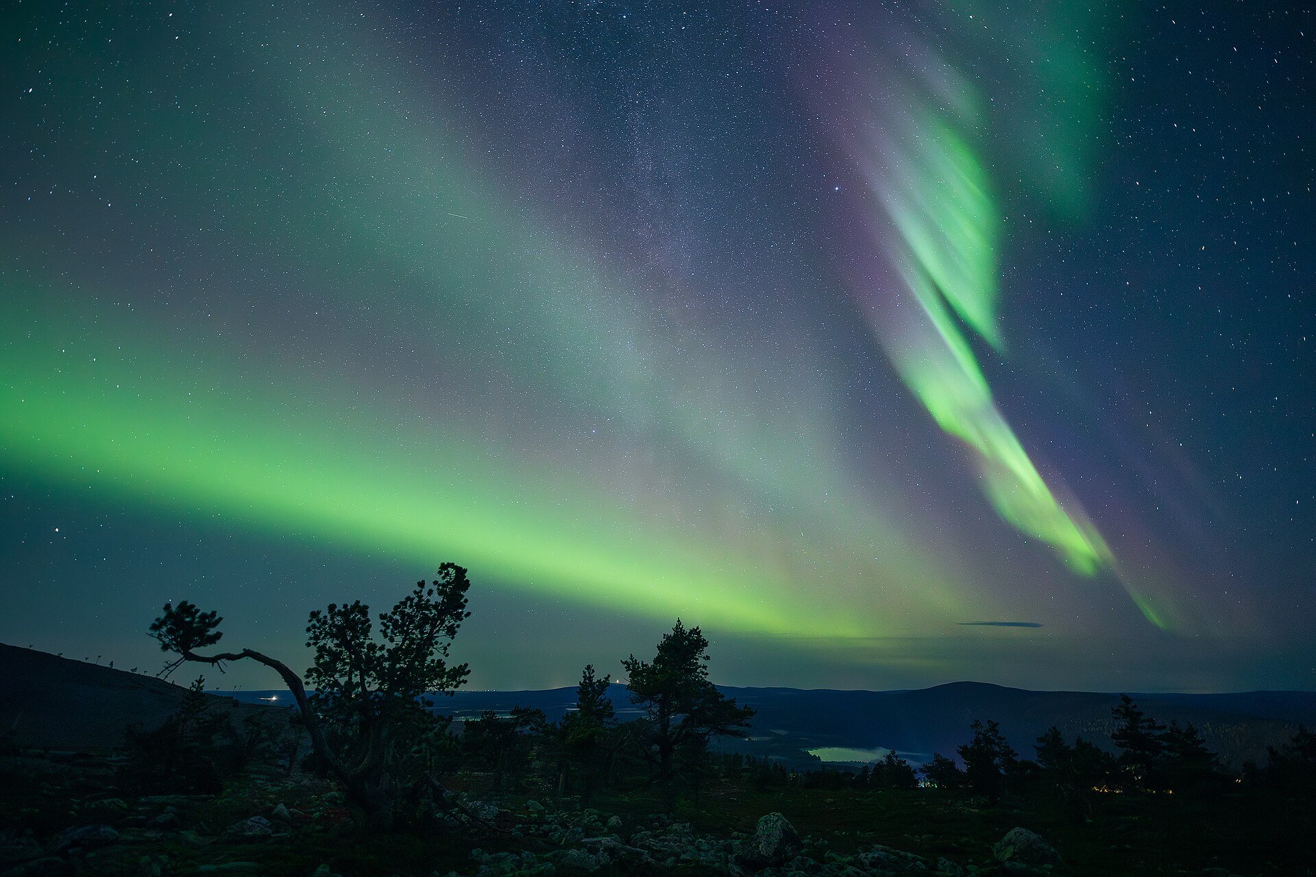 Grüne und violette Polarlichtbänder über Fjell und See bei Levi in Finnisch-Lappland