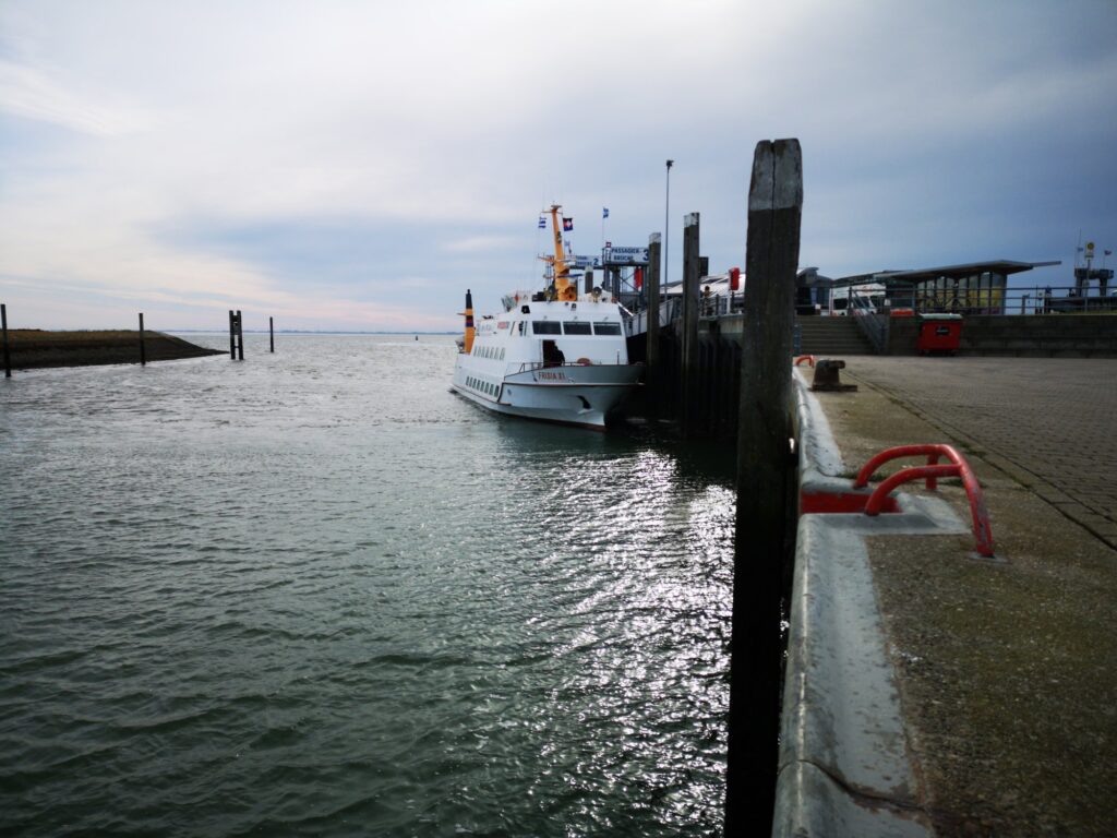 Fahrgastschiff Frisia XI liegt an der Passagierbrücke 3 im Hafen von Norderney