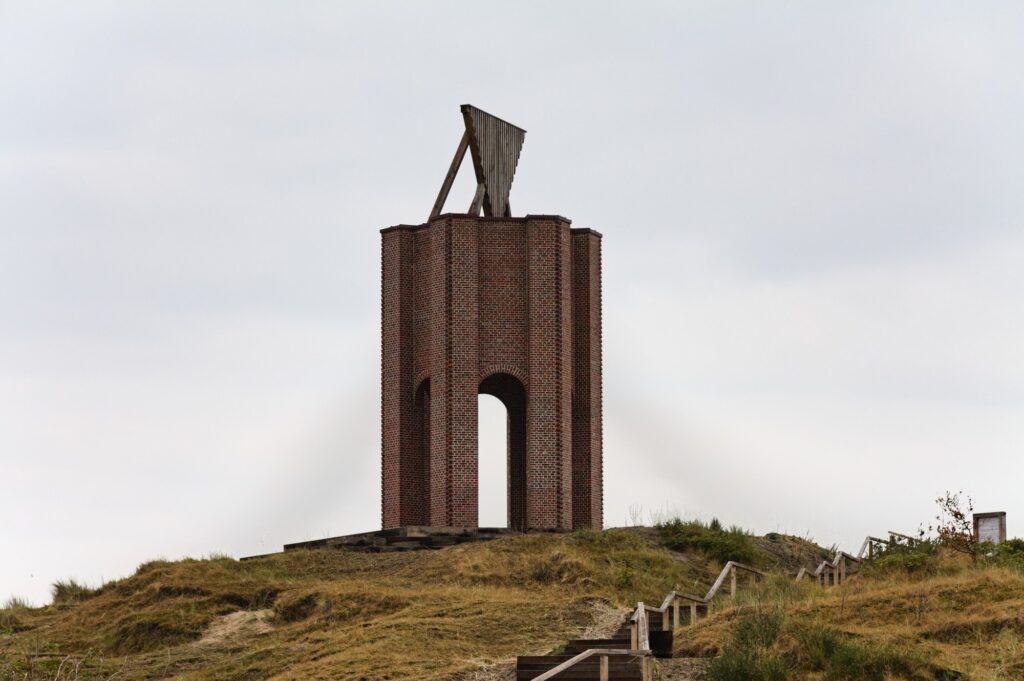 Das Kap Norderney, ein Seezeichen aus Backstein mit Holzaufsatz, auf seiner Düne
