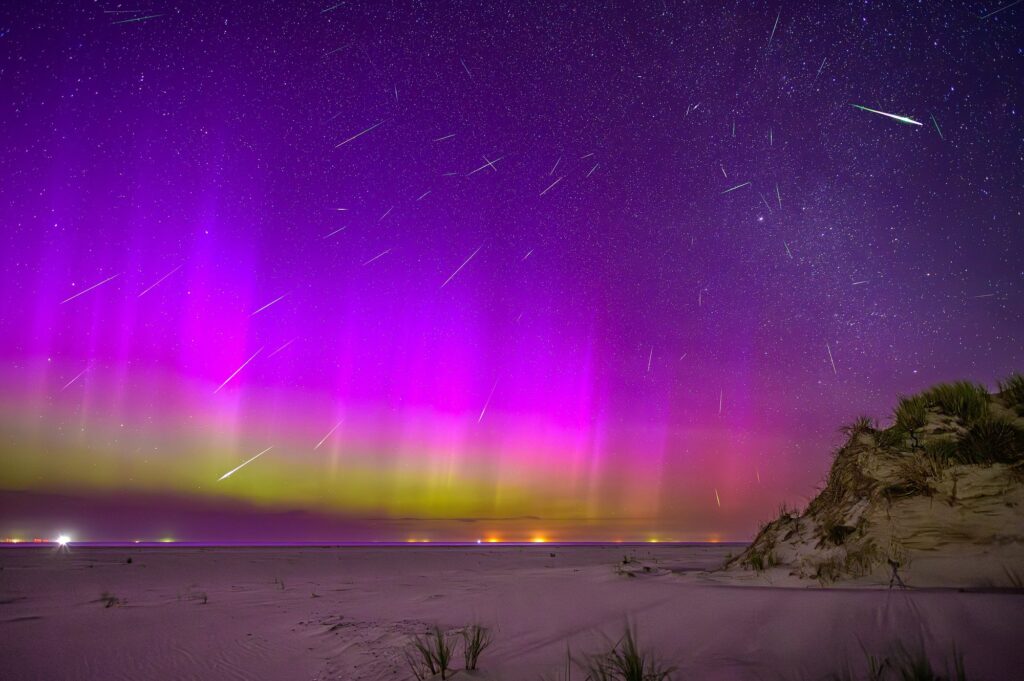 Polarlicht und viele Sternschnuppen über dem Strand und den Dünen von Norderney
