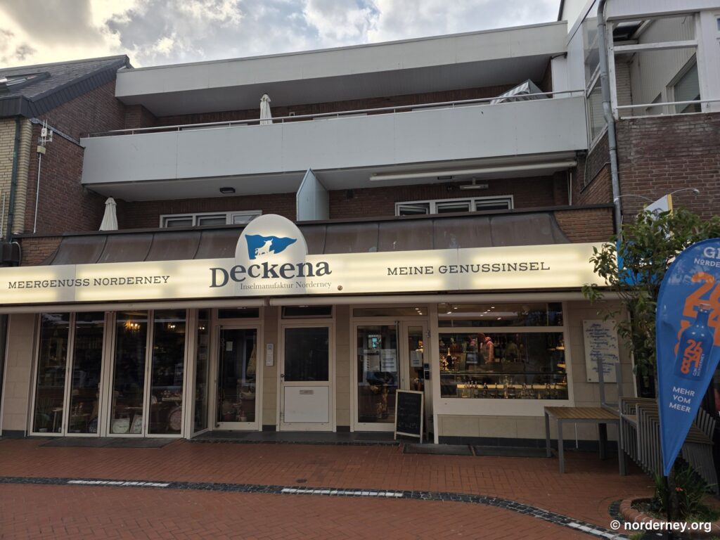 Ladenfront der Inselmanufaktur Deckena mit Schriftzug Meine Genussinsel in der Friedrichstraße