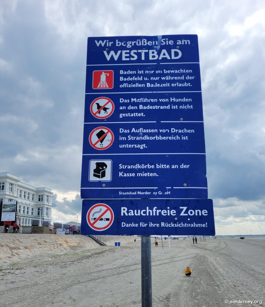 Hinweisschild am Westbad auf Norderney mit Hundeverbot für den Badestrand