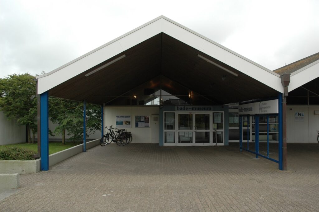 Eingang des Bademuseums Norderney am Weststrand, südlich davon liegt die Hundewiese