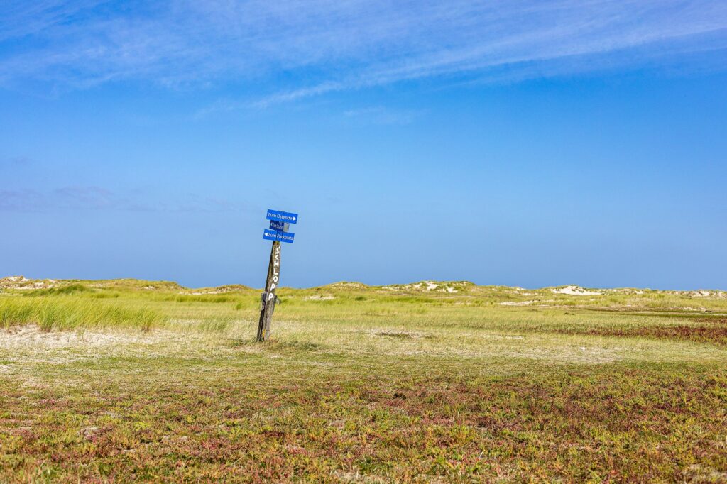 Wegweiser zum Ostende und zum Parkplatz in den Salzwiesen im Osten Norderneys